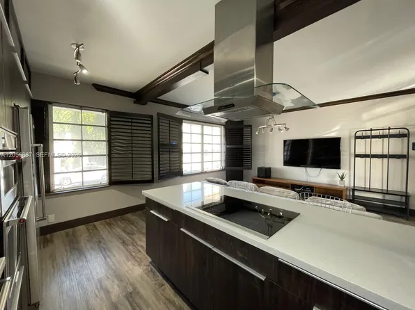 610 8th St, Miami Beach, FL