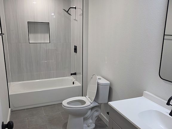 4th image of 3007 Carpenter Ave