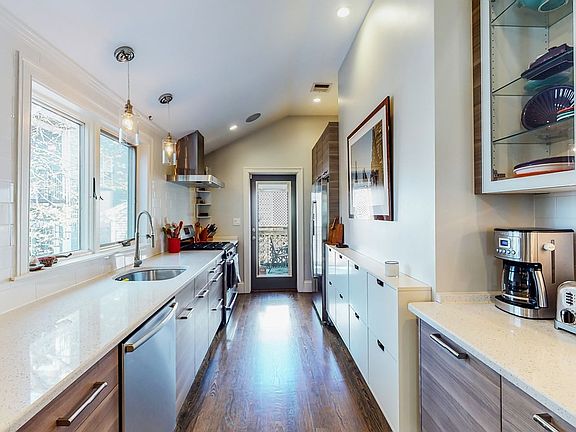4th image of 222 W 5th St #2