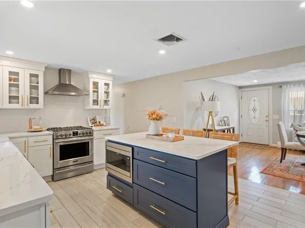 43 Bagley Ave, Cranston, RI 02920