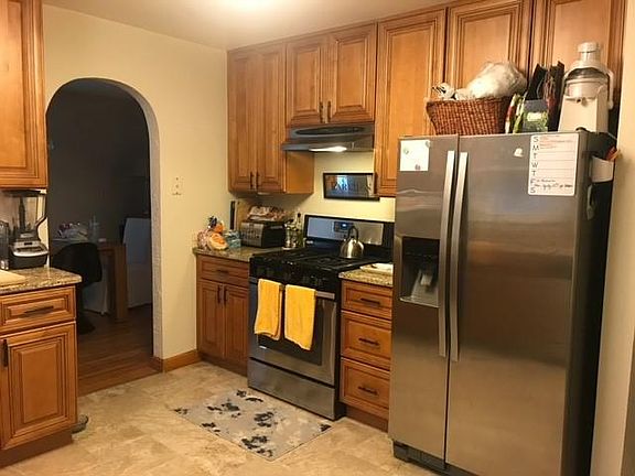 5th image of 304 W 6th St