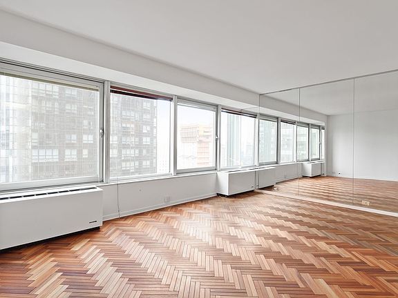 3rd image of 150-156 W 56th St APT 3906