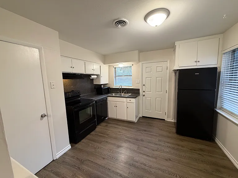 1213 Hampshire Ln #A — Photo 7
