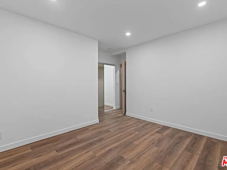 2447 N Beachwood Dr #1 — Photo 15