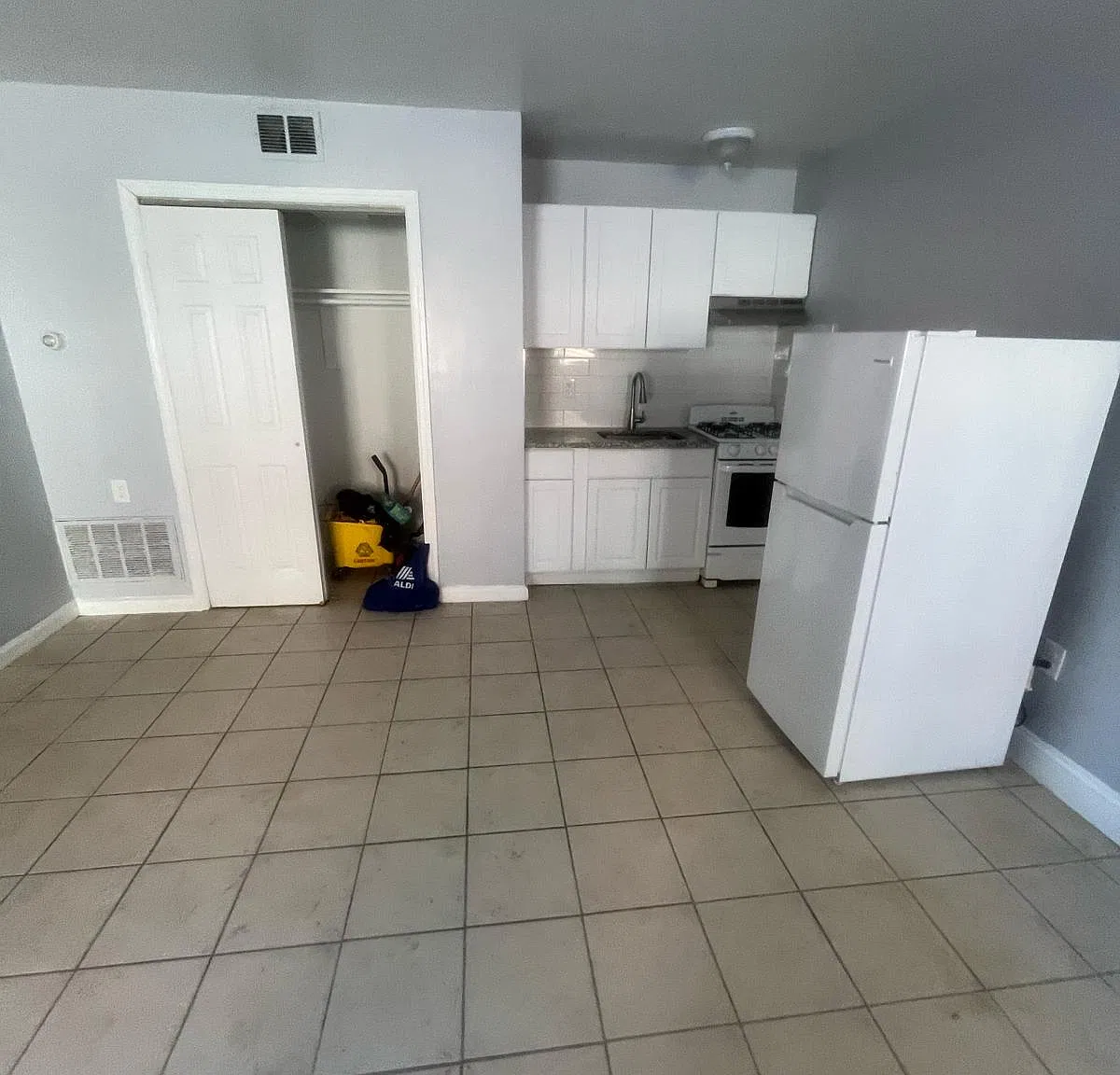 140 N Walnut St — Photo 1