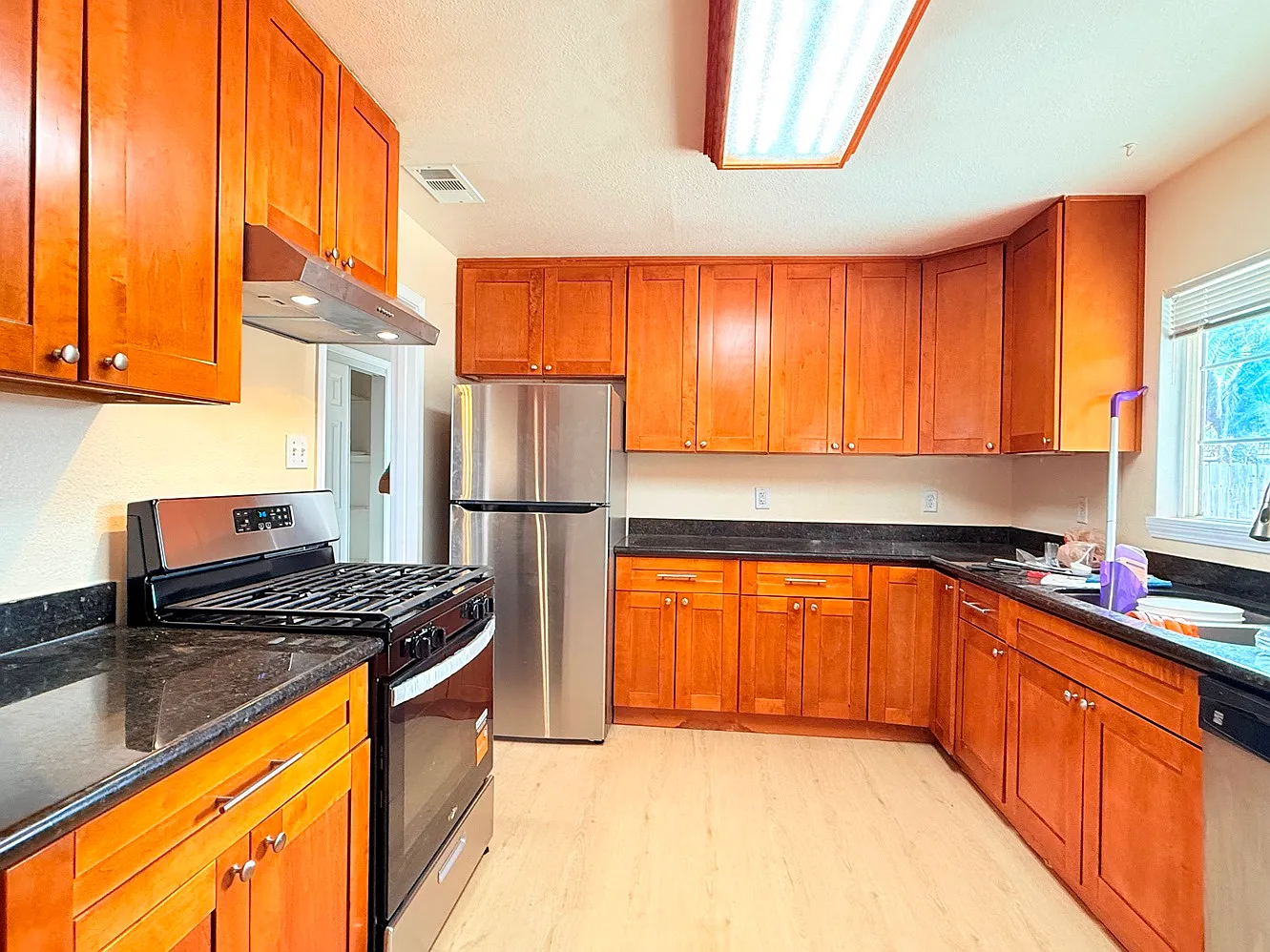 3 bed, 1089 sqft, $3,200 — Photo 3