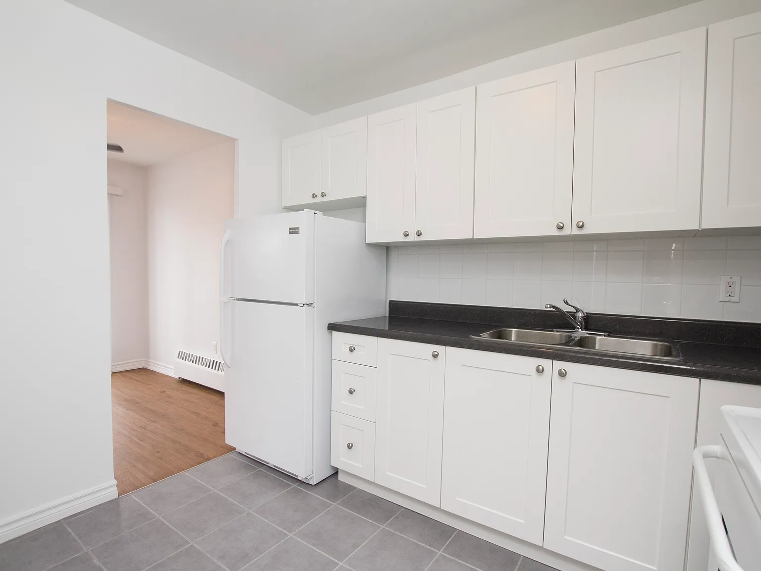 Churchill Court Apartments — Photo 3