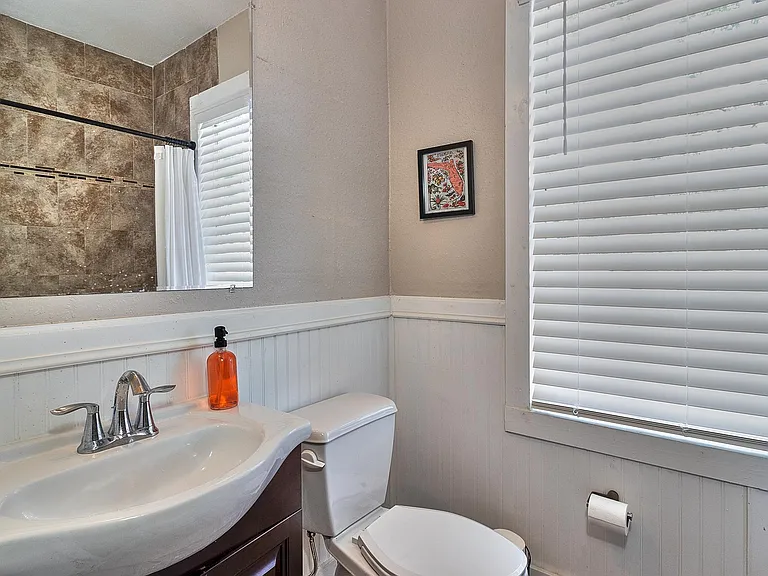 811 E Genesee St — Photo 23
