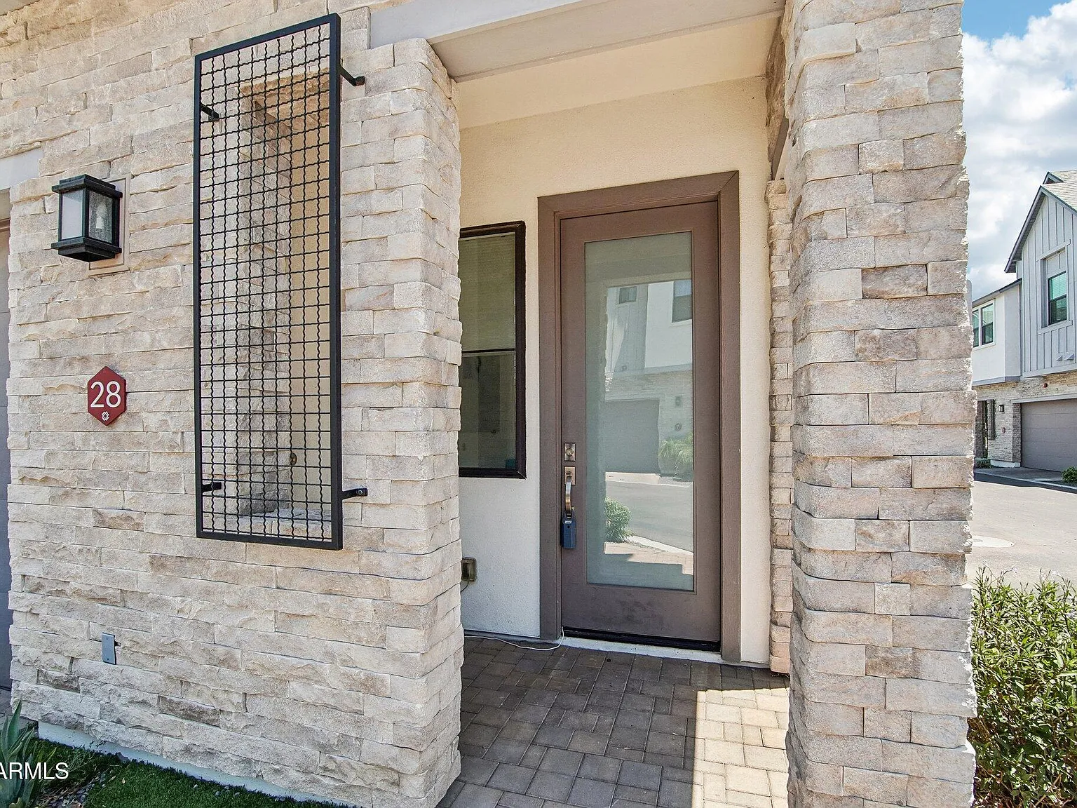 4 bed, 2.5 bath, 2196 sqft, $5,000 — Photo 2