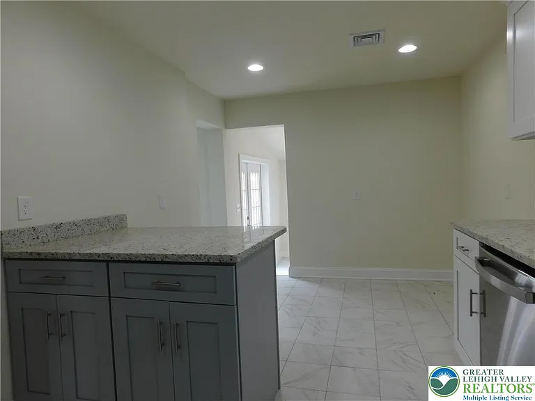 68 W Union Blvd — Photo 14