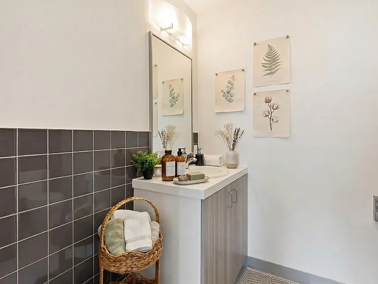 20 Rebecca St — Photo 6