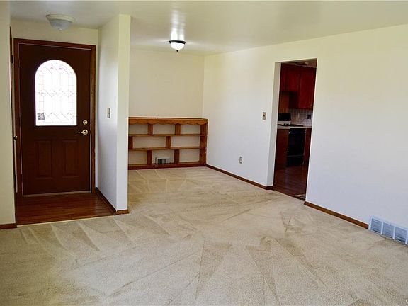 5th image of 261 S Meadow Dr