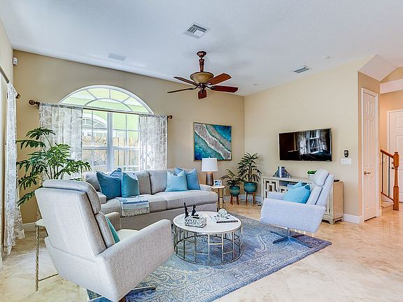 4th image of 2644 NE 9th Ave #9