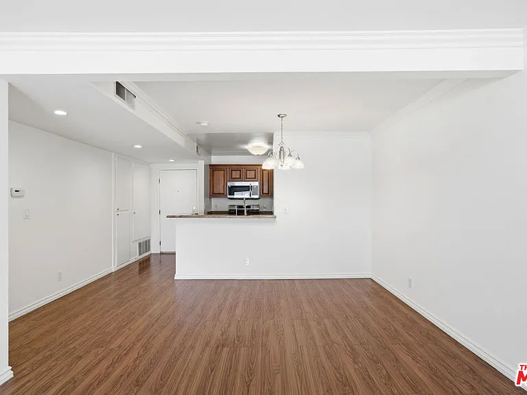 909 N Croft Ave #305 — Photo 12