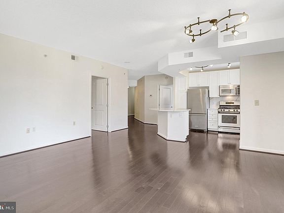 5th image of 851 N Glebe Rd APT 311