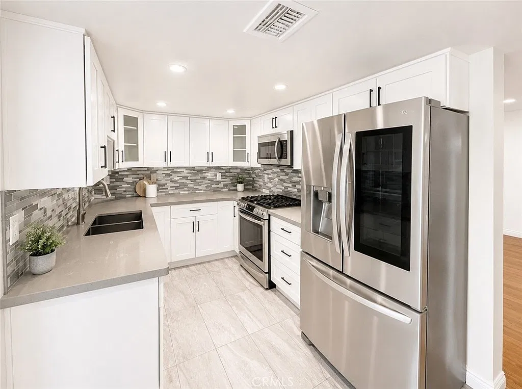 3 bed, 1190 sqft, $3,350 — Photo 4