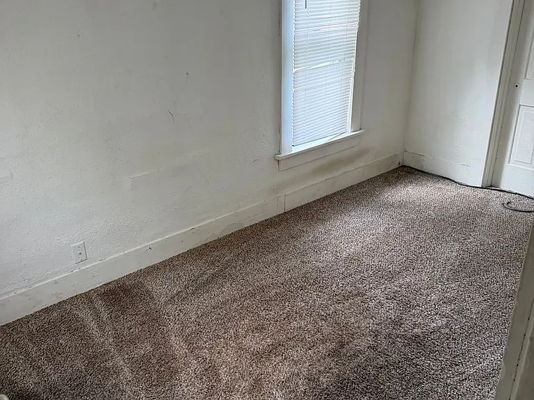 208 S 1st St — Photo 5