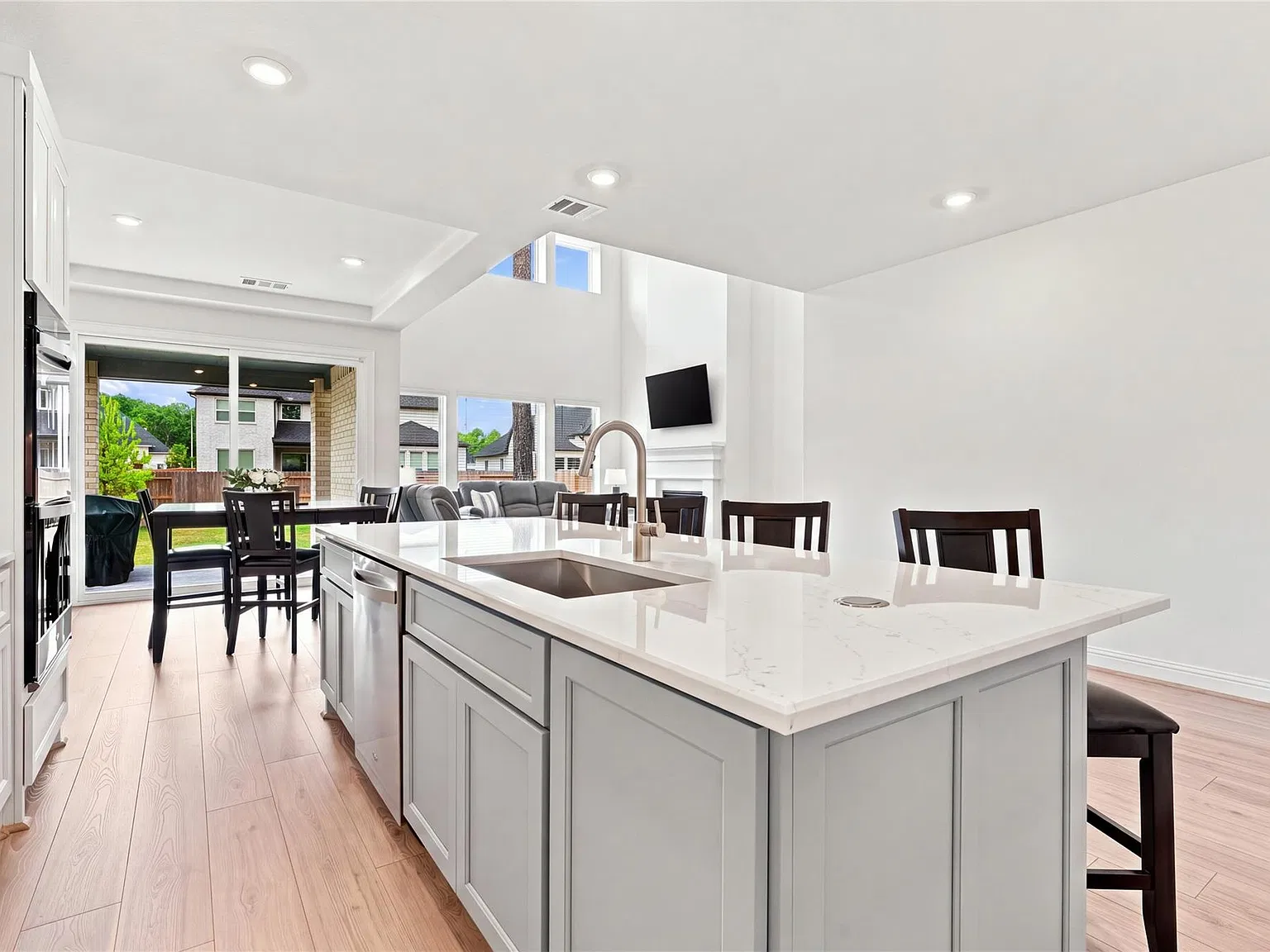 4 bed, 4.0 bath, 2596 sqft, $2,700 — Photo 3