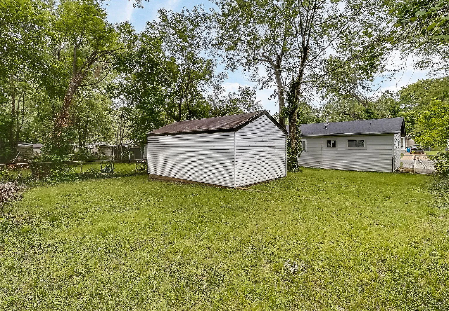 3 bed, 1.0 bath, 770 sqft, $1,250 — Photo 4