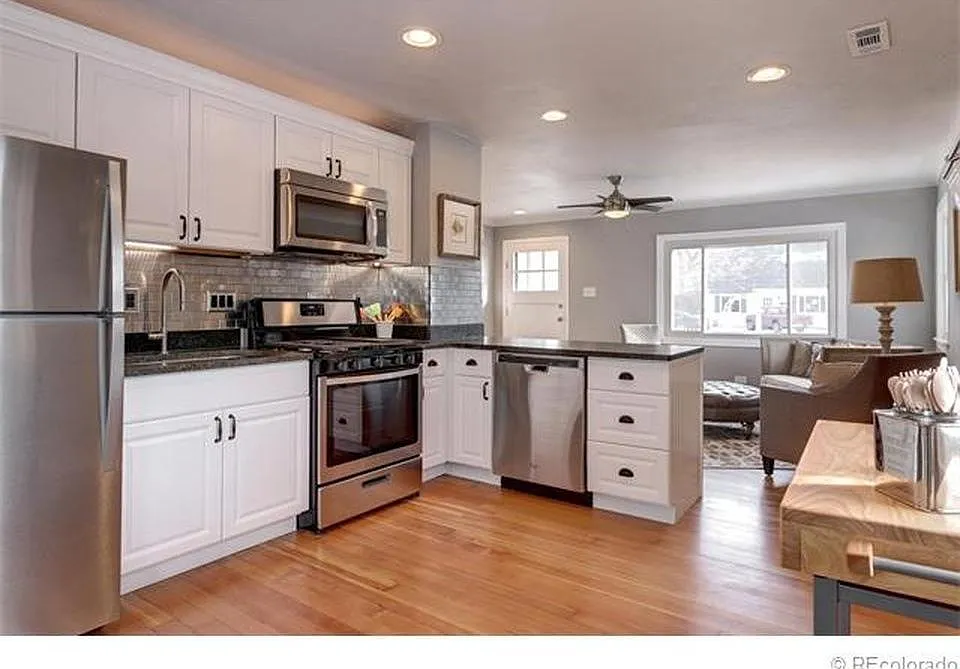 2 bed, 1112 sqft, $2,645 — Photo 3