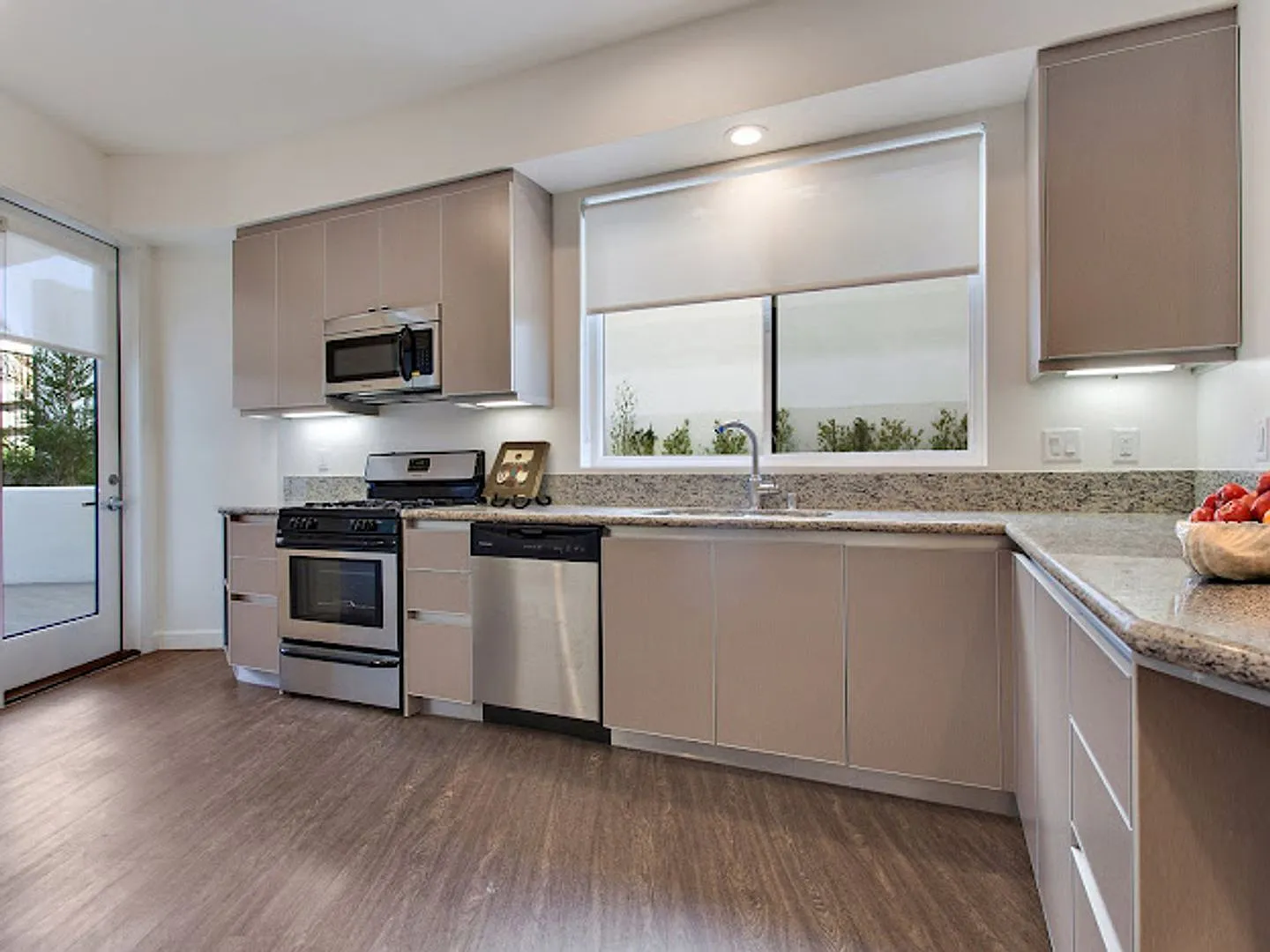 610 Levering Ave — Photo 3