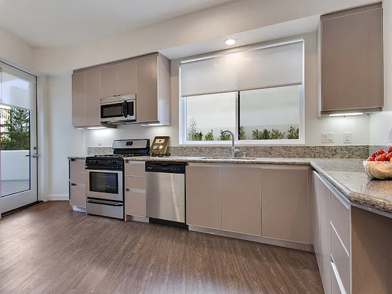 610 Levering Ave — Photo 17
