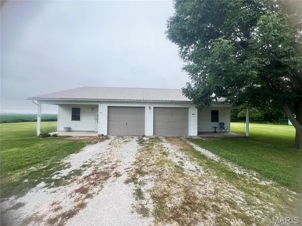 812 W Douglas St, New Douglas, IL 62074