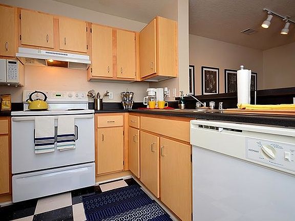 Full-size kitchen w/ laundry room