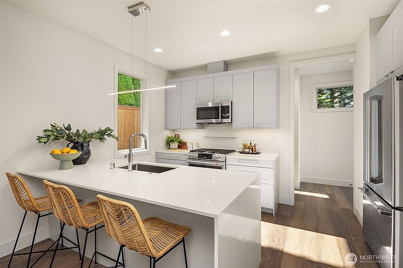 3rd image of 641 18th Avenue W
