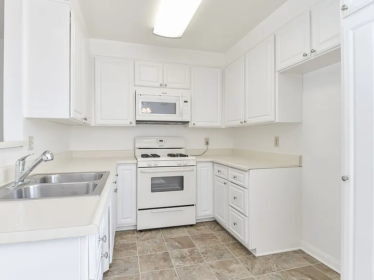1799 N Hollywood Way — Photo 30