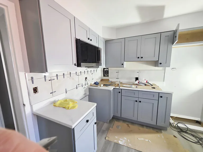 2115-2123 W Farragut Ave Apartments — Photo 3