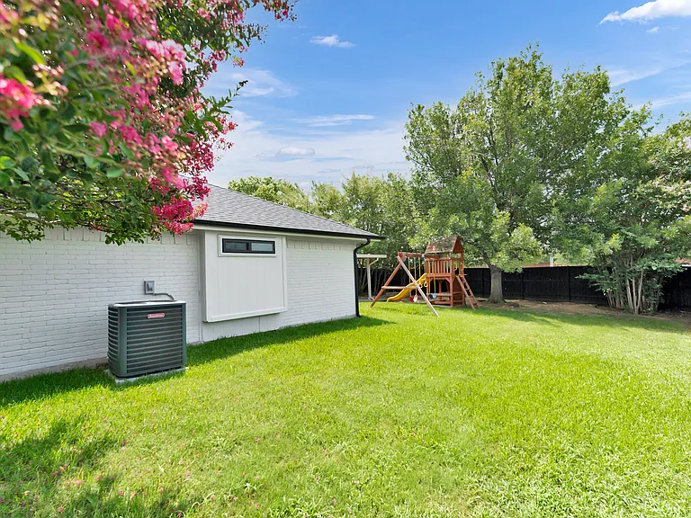 2600 Summertree Dr — Photo 3