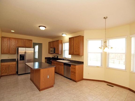 Kitchen w/sitting bar & eating area
