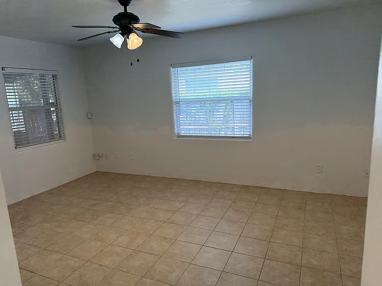 114 E Evans St — Photo 3