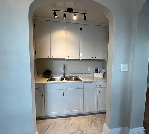 4th image of 705 W Market St APT 1