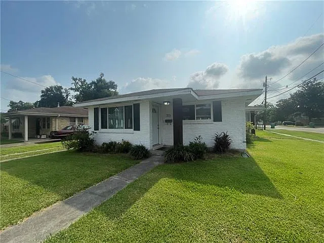 2 bed, 1.0 bath, 871 sqft, $1,600 — Photo 2