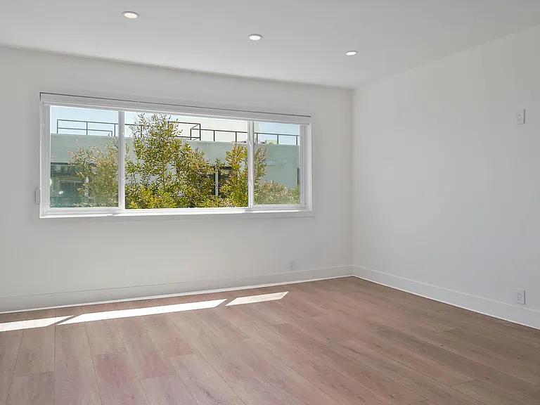 451 S Barrington Ave #302B — Photo 2