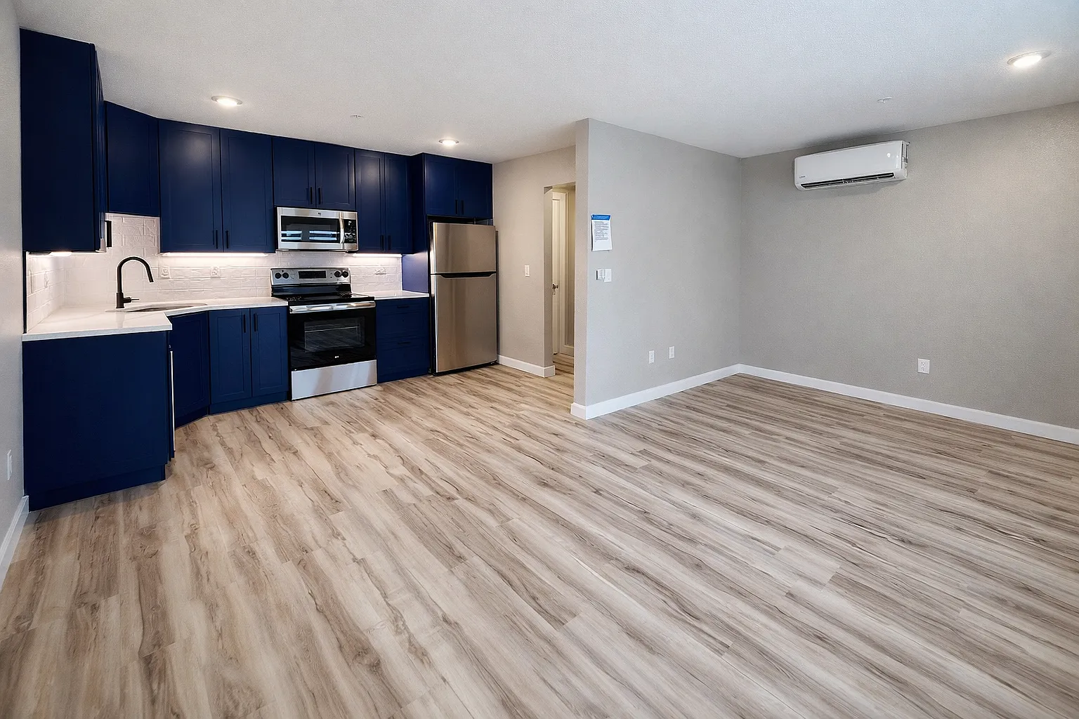 2 bed, 908 sqft, $2,300 — Photo 4
