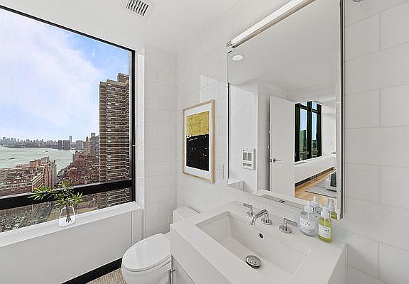 5th image of 1113 York Ave Penthouse C1