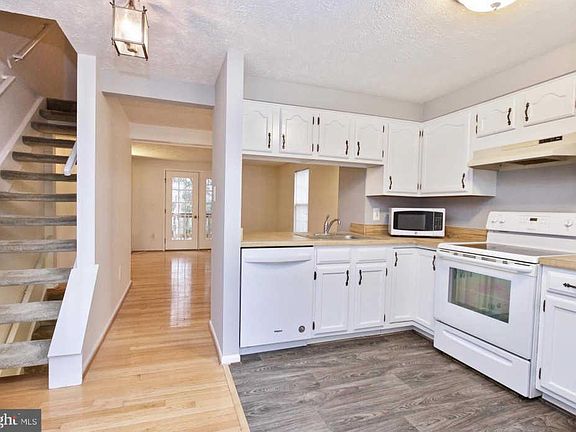 3rd image of 1915 Belmont Ridge Ct