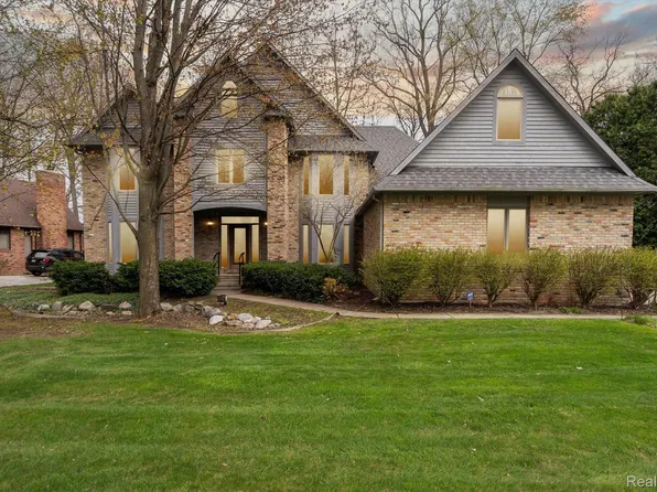 1336 Kings Pointe Rd, Grand Blanc, MI 48439