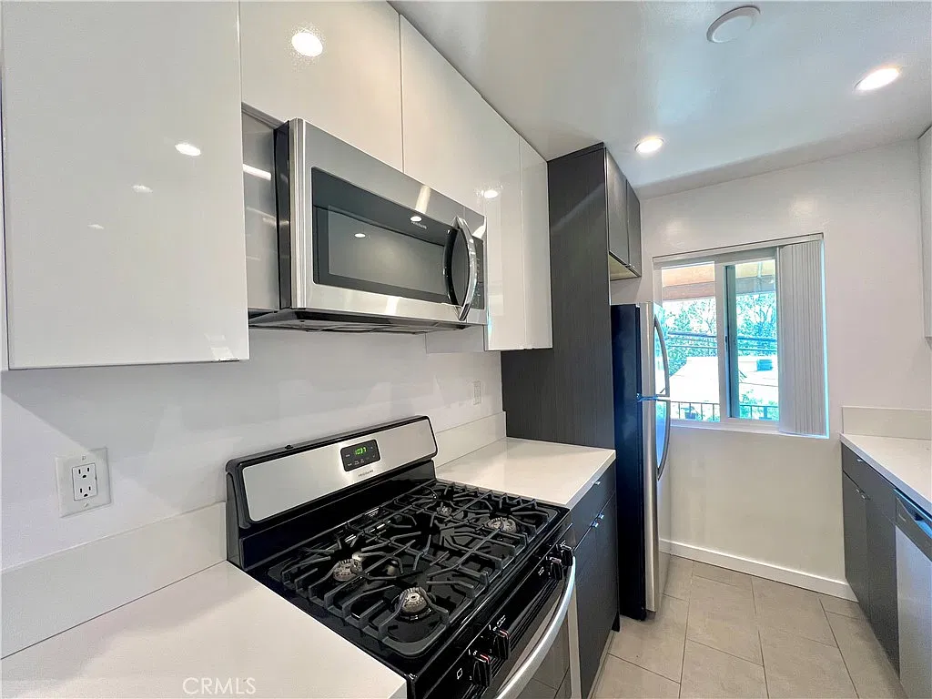 2 bed, 1100 sqft, $3,300 — Photo 3