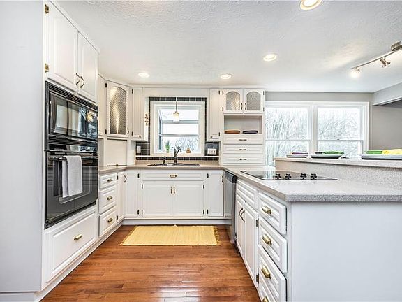 2nd image of 1236 Manor Dr