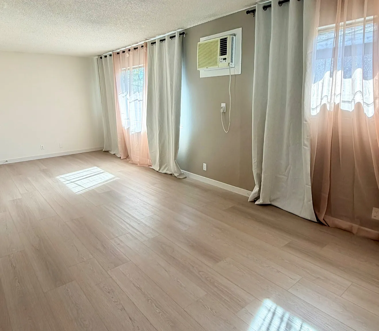 3 bed, 1000 sqft, $2,800 — Photo 3