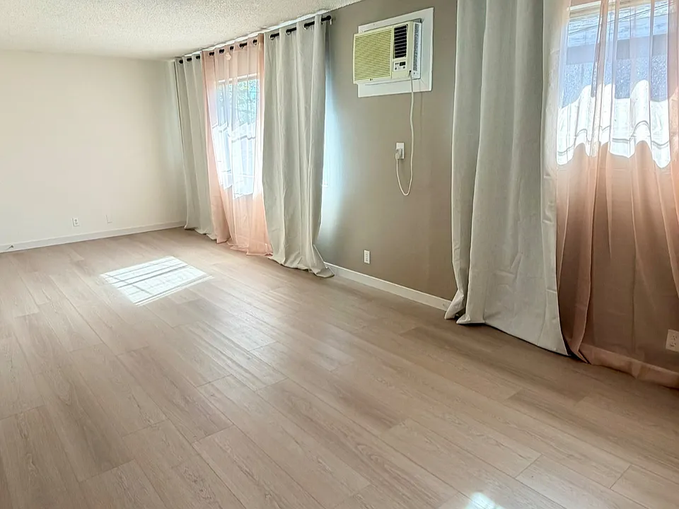 502 E Cherry Ave