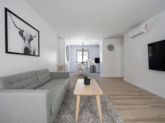 5th image of 944 N San Vicente Blvd #3