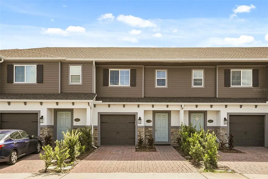 3 bed, 2.5 bath, 1379 sqft, $2,600 — Photo 2
