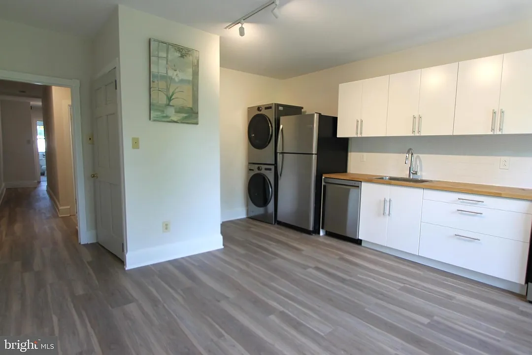 Building Photo - 437 Hansberry St #3