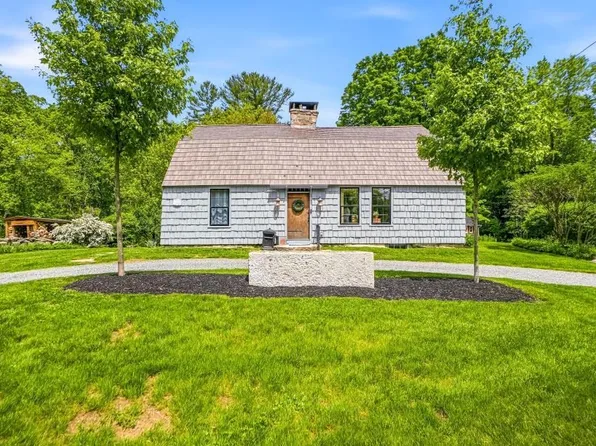 52 Elm St, Upton, MA 01568