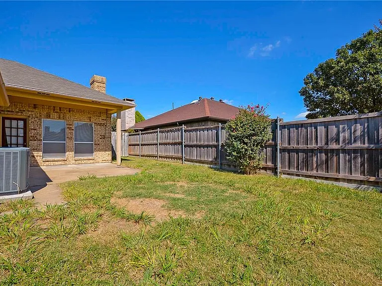 1104 Wimbledon Ln — Photo 11